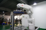 Línea de producción automática completa de la máquina tapadora de llenado del rimel del brillo del labio del robot de ABB