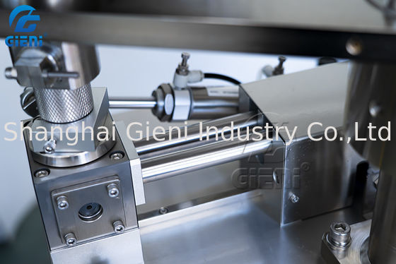 Elevación impulsada por motor serva cosmética de la máquina de rellenar del lustre del labio de la viscosidad