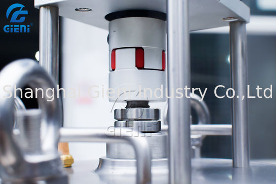 La mano vierte la máquina de colada del protector labial de la tableta, máquina de fabricación de la barra de labios