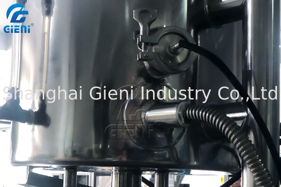 La mano vierte la máquina de colada del protector labial de la tableta, máquina de fabricación de la barra de labios