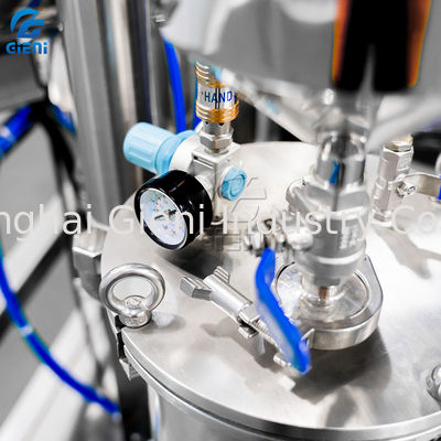 La máquina de alta velocidad 10kgs de la prensa del polvo del maquillaje de 2.2kw 50L engrasa el dispositivo de rociadura